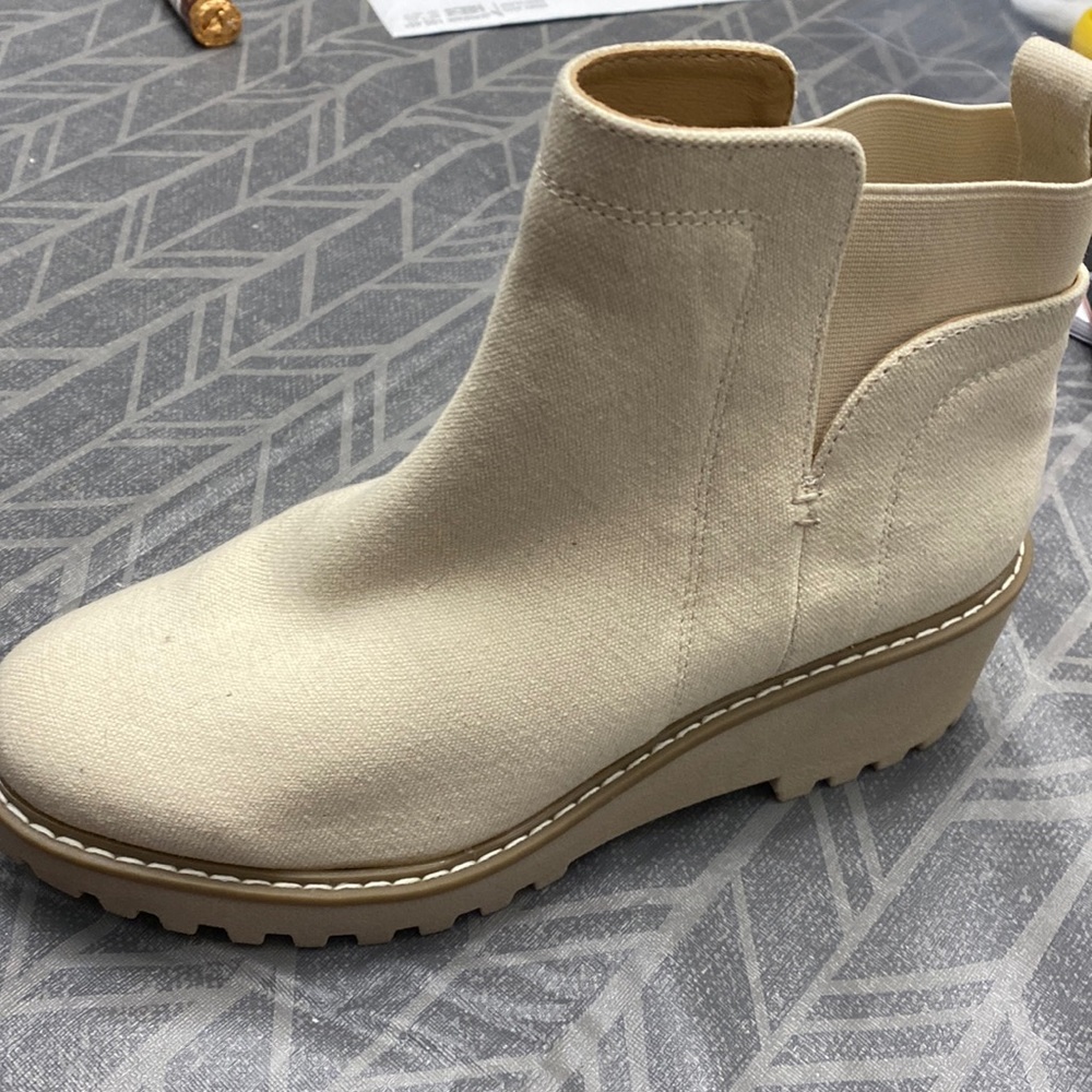 Waterproof leather bootie.